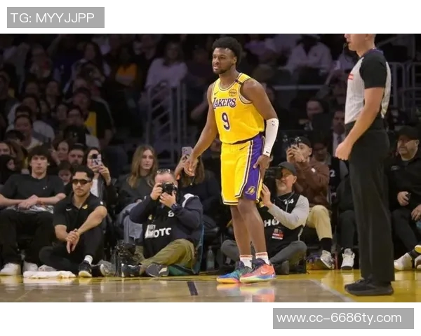 字母哥身穿老詹赠送的23号球衣入更衣室布朗尼球衣成新亮点 字母哥身穿老詹赠送的23号球衣入更衣室布朗尼球衣成新亮点