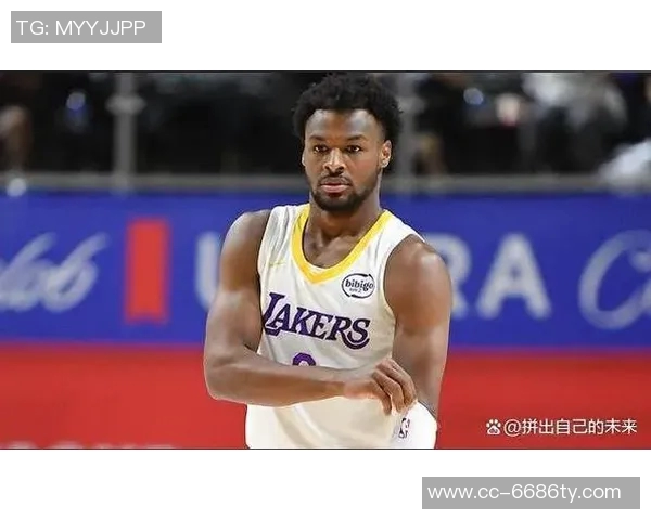 字母哥身穿老詹赠送的23号球衣入更衣室布朗尼球衣成新亮点 字母哥身穿老詹赠送的23号球衣入更衣室布朗尼球衣成新亮点