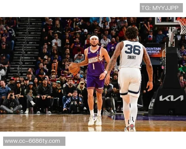 布克高效表现仅用26分钟砍下19分3助攻成为球队绿叶助力胜利